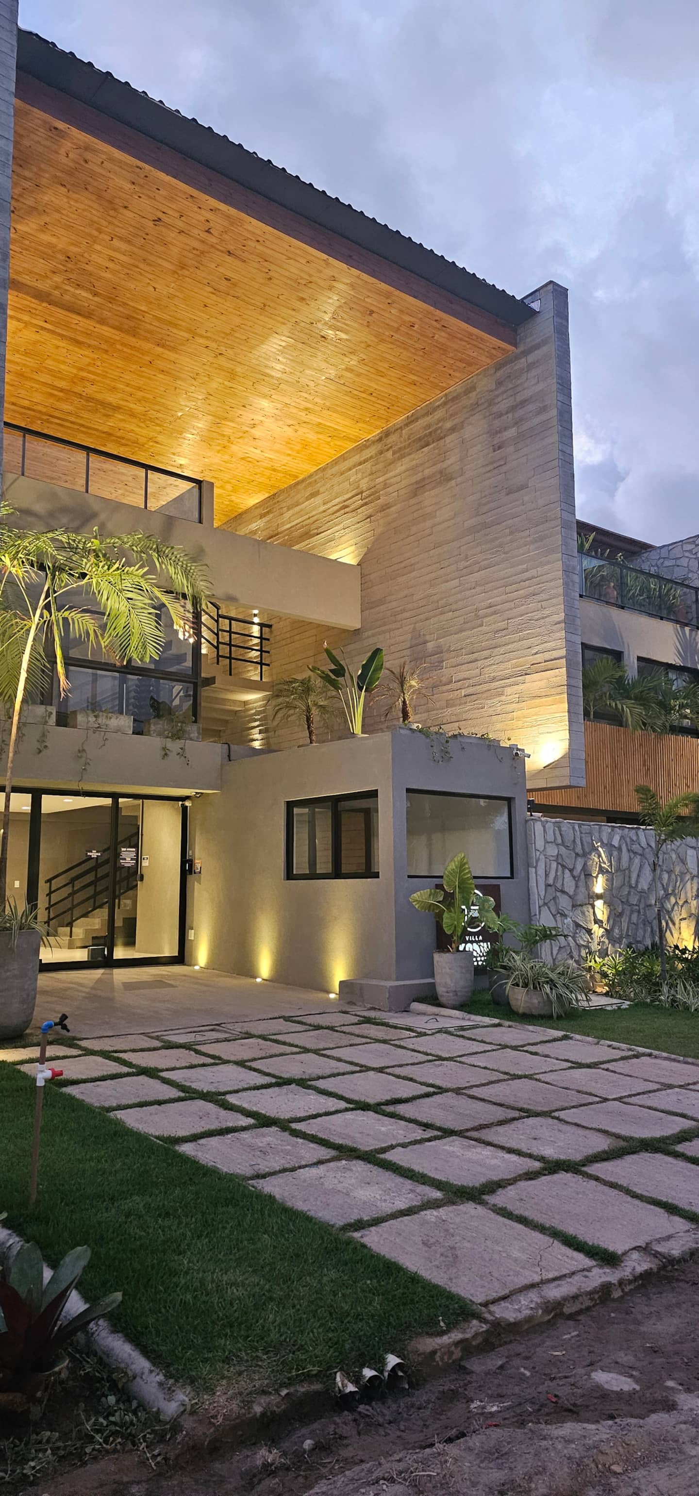 Fachada & jardim
